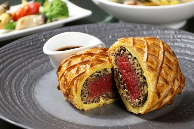 大地酒店「Happy Lady」一泊二食專案，可享受美味可口威靈頓牛排或波士頓龍蝦。圖／大地酒店提供