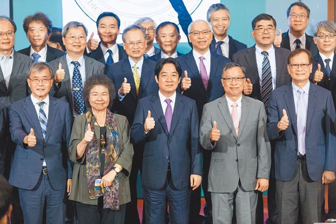 国立中山大学医学院先前结盟高雄荣总、高雄长庚、台南奇美及高雄医学院4家医学中心作为教学医院，29日揭牌，副总统赖清德（前排中）、监察院长陈菊（前排左二）等人出席祝贺。（本报资料照片）