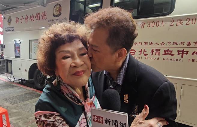 今(23)晨余震不断，名制作周游(图左)深刻体悟有老公李朝永真好。(游定刚拍摄)