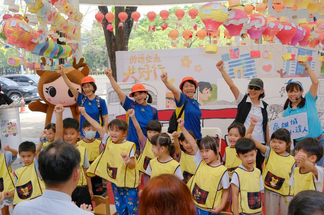 「閱讀交通共好行」書車將陸續停靠大高雄各圖書分館、國小或幼稚園宣導道安教育。（圖／高雄市交通局）