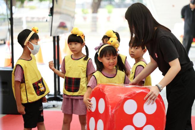 透過人本交通過關小遊戲，可以玩得開心也獲得道安知識。（圖／高雄市交通局）