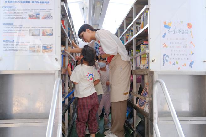 「閱讀交通共好行」書車中有繪本童書讓小朋友閱讀。（圖／高雄市交通局）