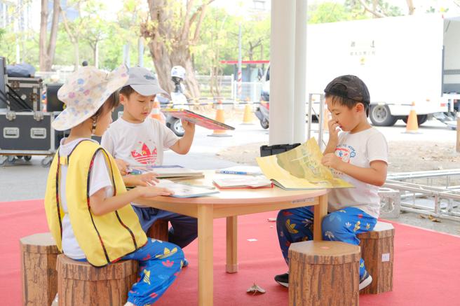「閱讀交通共好行」書車希望透過孩子將人本交通的意義帶入家庭之中，建造強固的交通安全網。（圖／高雄市交通局）