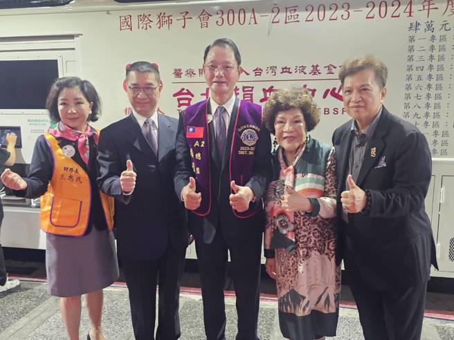 导演李朝永(右起)、名制作人周游、杨崇铭总监、徐国勇律师及财务长王惠民，今(23)早出席峨嵋号捐血车捐赠仪式。