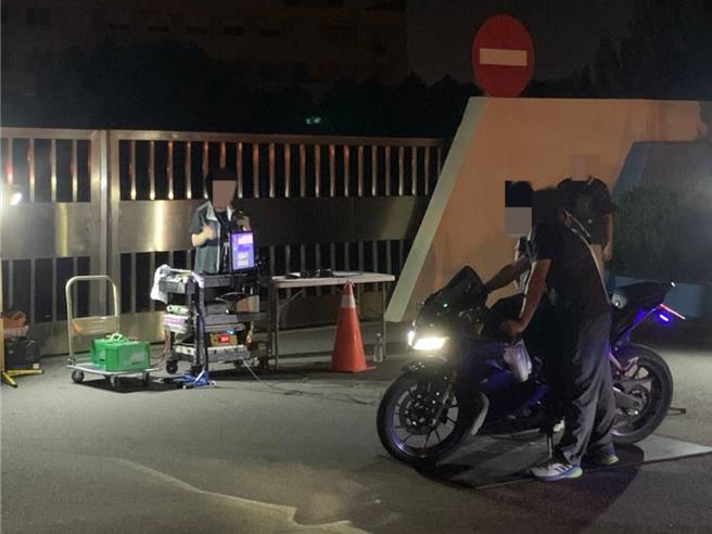 为防治噪音车「炸街」，影响民眾生活品质，台中市警察局乌日分局日前晚间9至11时在大肚区游园路监理所前广场取缔改装噪音车与其他违规行为，短短两个小时就开出13张罚单及限期检验改善通知。（乌日警分局提供／潘虹恩台中传真）