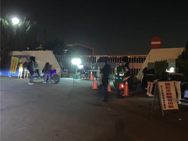 为防治噪音车「炸街」，影响民眾生活品质，台中市警察局乌日分局日前晚间9至11时在大肚区游园路监理所前广场取缔改装噪音车与其他违规行为，短短两个小时就开出13张罚单及限期检验改善通知。（乌日警分局提供／潘虹恩台中传真）