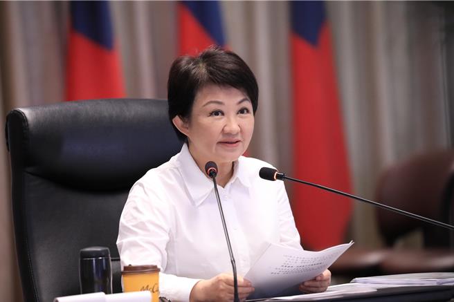 台中市長盧秀燕23日在市政會議呼籲民眾，最近除了地震，還要注意可能即將發生的豪大雨，台中市府已開設水災三級應變中心加強監控。（陳淑芬攝）