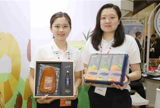 嘉义县农业处处长许彰敏带队，带着乌鱼子、凤梨酥、花生酱、苦茶油及蔬果脆片等产品至新加坡食品展参展。（嘉义县政府提供∕吕妍庭嘉义传真）