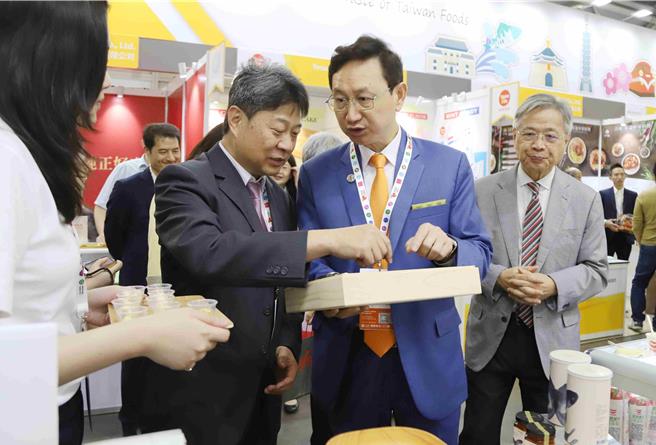 驻新加坡大使童振源也特别到嘉义优鲜馆为业者加油打气，并与县府农业处长许彰敏一同推广嘉义优鲜美食。（嘉义县政府提供∕吕妍庭嘉义传真）