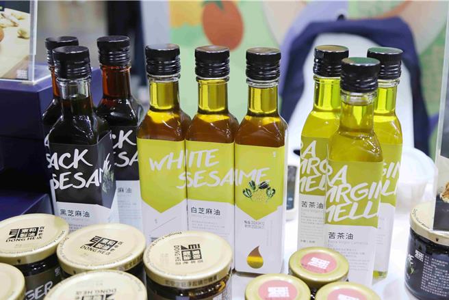 参展业者把握机会拓展外销，卖力增加产品能见度。（嘉义县政府提供∕吕妍庭嘉义传真）