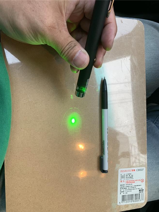 警方查获林男用来照射医疗直升机的雷射笔。（民眾提供／宝智华台南传真）