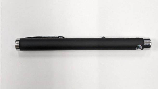 林男持雷射笔发出绿色雷射光束持续照射医疗直升机。（民眾提供／宝智华台南传真）