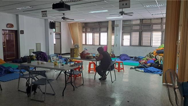 警方消防协助撤离和中等两部落居民。（新城警分局提供／王志伟花莲传真）