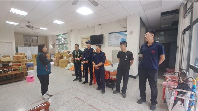 警方消防协助撤离和中等两部落居民。（新城警分局提供／王志伟花莲传真）