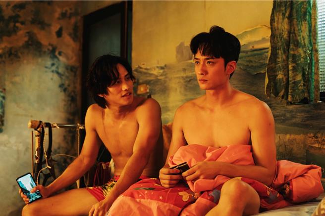 范少勋（左）和刘俊谦拍《我在这里等你》第一场对手戏就坦诚相见。（抓马文化提供）