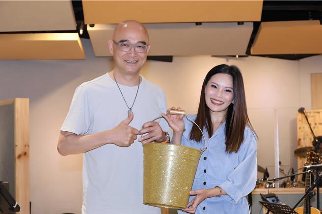 周蕙23日進行演唱會練團活動，音樂製作人王治平到場相挺。（寬宏藝術提供）