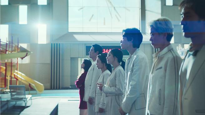 《The 8 Show》描述8个人被困在一栋神秘的8层建筑中，一同参加这个高赌注节目。（Netflix提供）