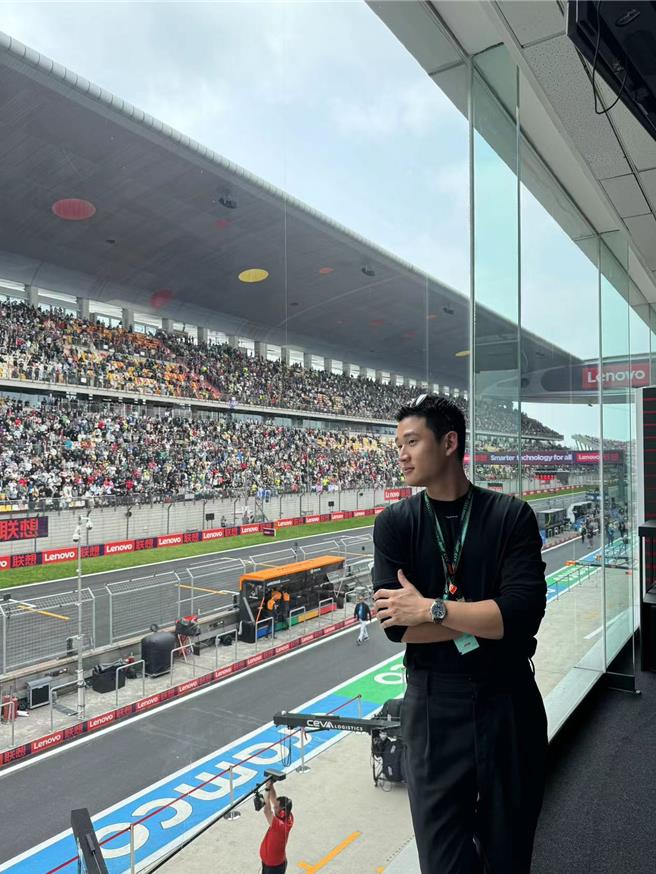 周兴哲日前受邀赴上海朝圣法拉利一级方程式赛事。（星空飞腾提供）