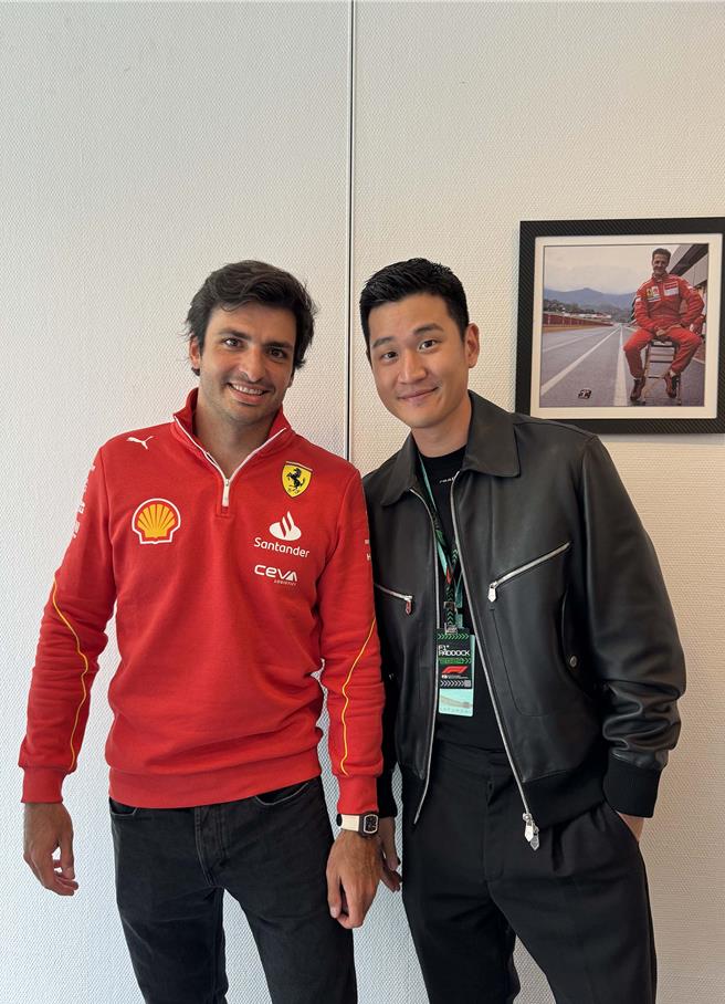 周兴哲日前受邀赴上海朝圣法拉利一级方程式赛事，开心与知名车手Carlos Sainz合影。（星空飞腾提供）