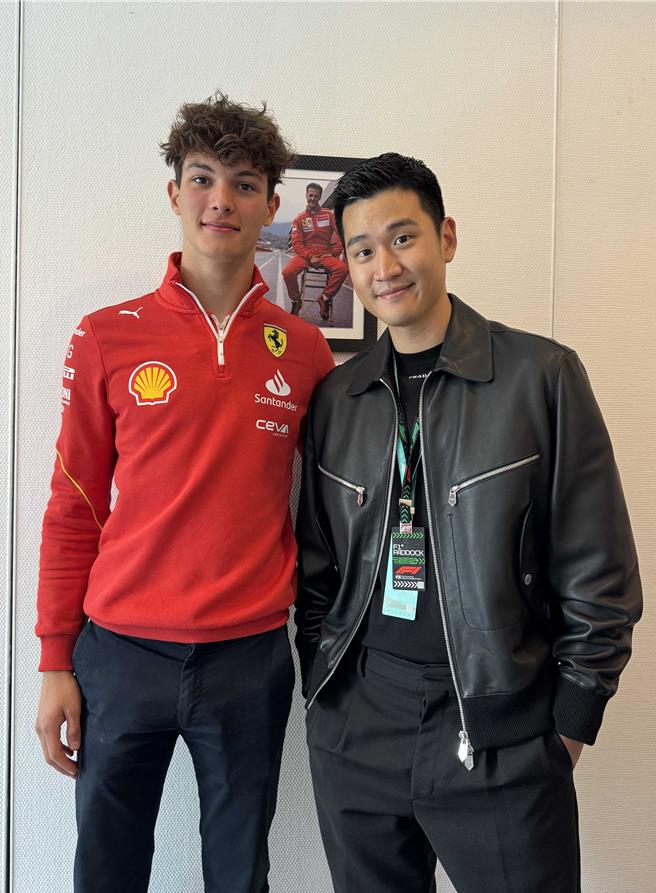 周兴哲（右）日前受邀赴上海朝圣法拉利一级方程式赛事，开心与车手Oliver Bearman合影。（星空飞腾提供）