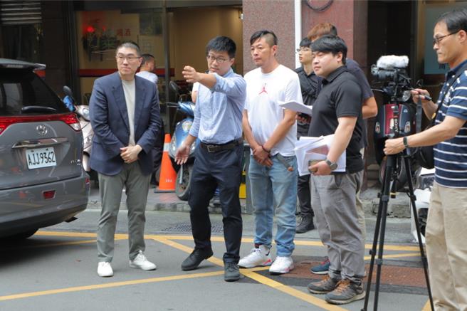 基隆市长谢国梁（左1）关心市区内危老建筑的安全，23日市务会议后，召集相关单位勘查信三路的老旧建筑。（基隆市政府提供／张志康基隆传真）