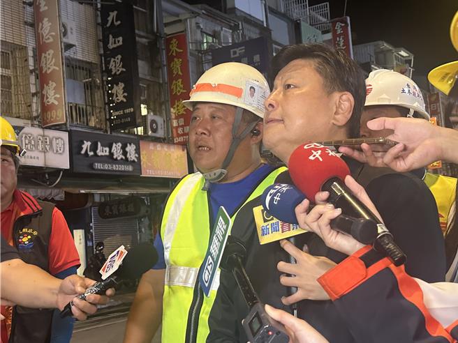 傅昆萁今晚到花莲市「富凯大饭店」现场了解拆除作业，媒体也问到他对「访陆行程」说法。（王志伟摄）