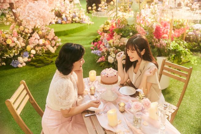 台北101母亲节于四楼都会广场打造浪漫花季之旅。（台北101提供）