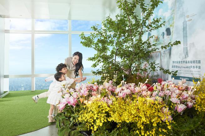 台北101 89楼秘境花园观景台现展出《蕨‧兰之美》云端花艺展。（台北101提供）