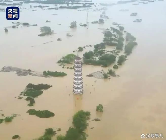 廣東中北部24日入夜後洪澇風險高，大陸中央支援北江大堤巡防。圖為清遠英德文峰塔孤懸江中。（大陸央視）