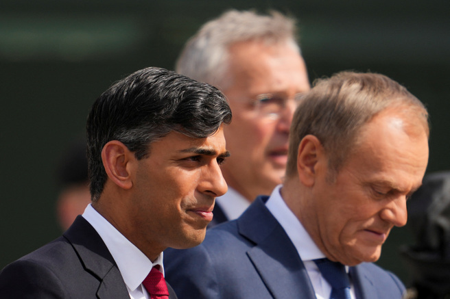 2024年4月23日，英國首相蘇納克（前）、波蘭總理圖斯克（中）和北約秘書長斯托爾滕貝格（後）在波蘭華沙會面。（路透社）