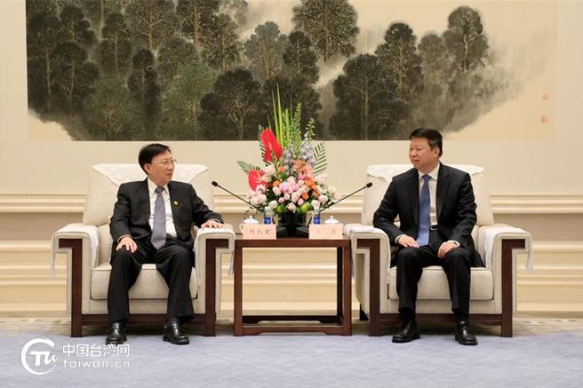 中共中央台辦、國務院台辦主任宋濤(右)22日在常州會見劉兆玄(左)一行。（中國台灣網）