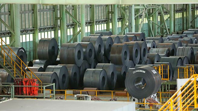 大陆钢铁滞销，钢企为求出路以廉价大量外销钢品，引爆各国不满。图／新华社