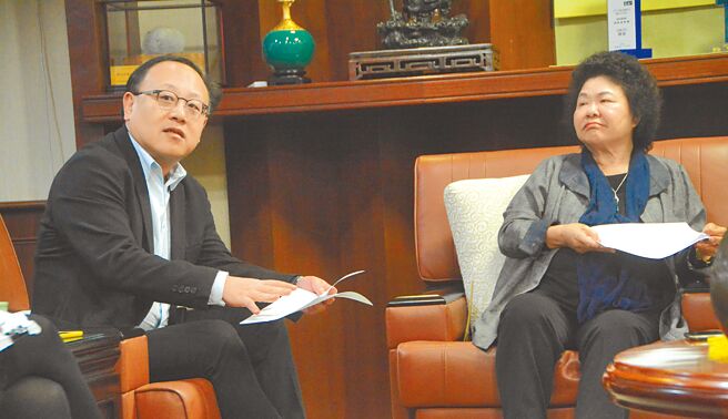 可望转任行政院政务委员的文化部长史哲（左），被视为监察院长陈菊（右）的爱将。（本报资料照片）