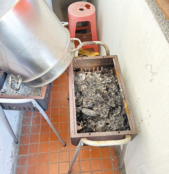 王姓男子為首的地下期貨簽賭集團，1年賭資高達新台幣2億元。檢警陸續逮捕王等20人，發現組頭還定期以烤肉架「燒燬」下注單滅證。（刑事局提供／陳淑芬台中傳真）