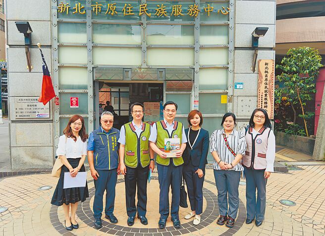 原民會主委夷將·拔路兒Icyang Parod（右四）22日前往新北市原住民族服務中心視察，新北市原民局長林瑋茜Siku Yaway（右三）盼打造成北台灣的原民文化樞紐。（呂健豪攝）