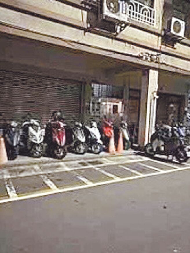 景美商圈機車停車格被列入收費範圍，出現民眾不想付費，紛紛把車停在騎樓的亂象。（里長陳千惠提供／劉彥宜台北傳真）