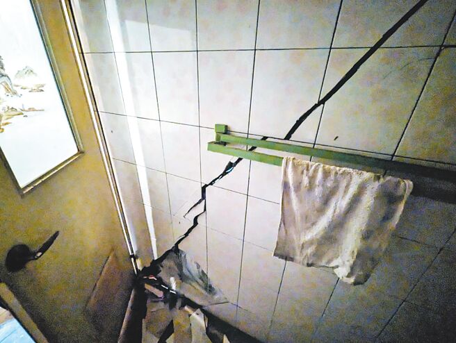 基隆市东和大楼因地基下陷造成梁柱倾斜、钢筋外露，花莲大地震后房屋破损情况变得更严重。（张志康摄）