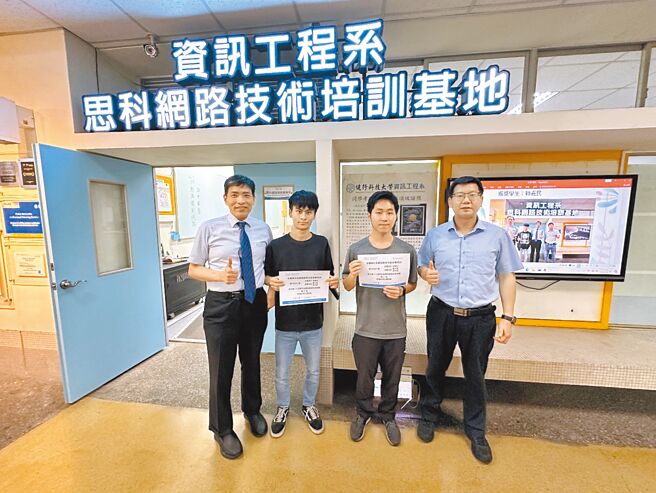 健行科大学生徐胤轩（右二）、赖嘉民（左二）荣获第16届全国华佗杯网路解疑大赛第2、3名，取得晋级决赛资格。（健行科大提供／吕筱蝉桃园传真）