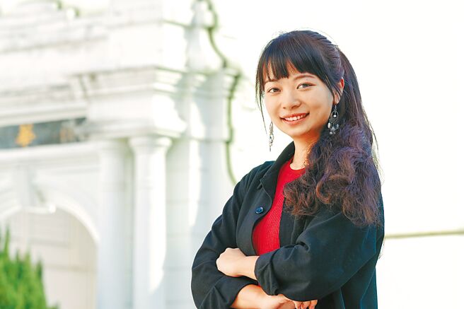 年僅31歲的江玉敏致力打擊人口販運、現代奴役，改善移工環境，關注人權、勞權議題，近日獲選為清華大學校史上最年輕的傑出校友。（清華提供／陳育賢新竹傳真）