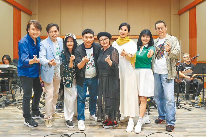 「2024民歌康乃馨演唱會」集結周治平（左起）、殷正洋、于台煙、施孝榮、金智娟、葉歡、陳艾湄、羅吉鎮等民歌手。（聯合數位文創提供）