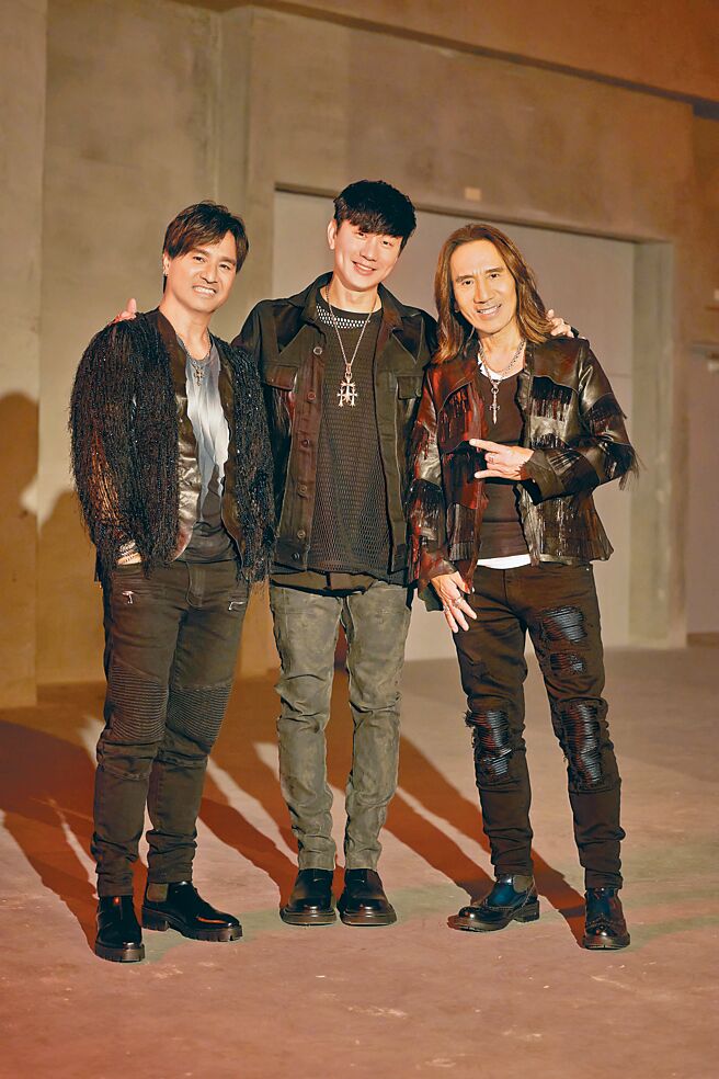 動力火車尤秋興（左）、顏志琳（右）和林俊傑合作推出新歌。（華研國際提供）