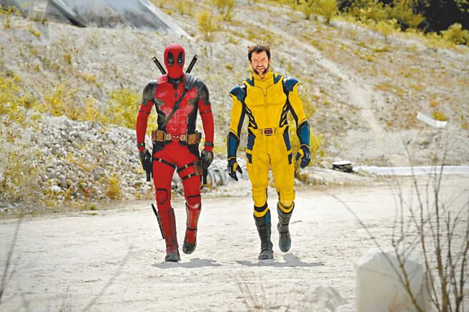 莱恩雷诺斯（左）、休杰克曼在《死侍与金钢狼》同台斗嘴超吸睛。（漫威影业提供）