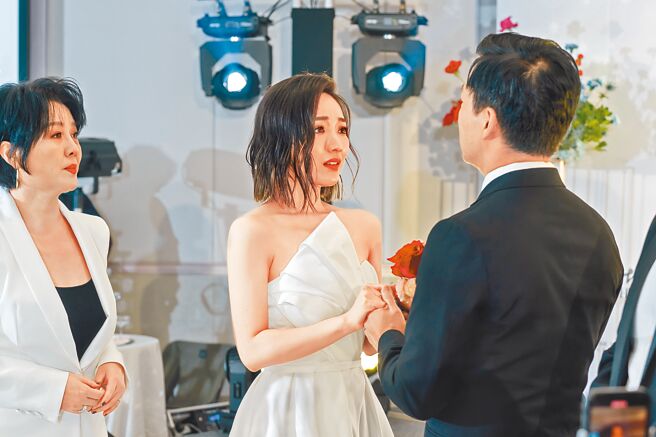 國際共製音樂劇《囍宴》3月時曾辦正式售票記者會，主演苗可麗（左起）、閻奕格現場演出一小段結婚情境劇。（華文音樂劇提供）