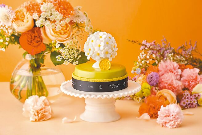 The Deli「愛．盛放」母親節蛋糕酸甜杏桃交織，清爽不甜膩。（台北喜來登提供）