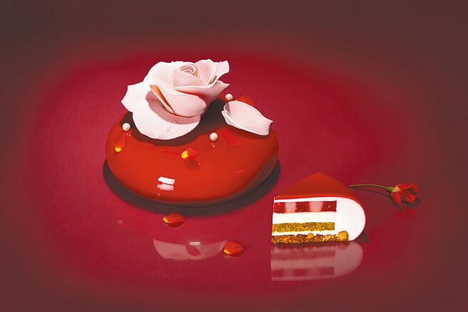 母親節限定「綻放莓荔」荔枝莓果香草慕斯蛋糕。（台北萬豪酒店提供）