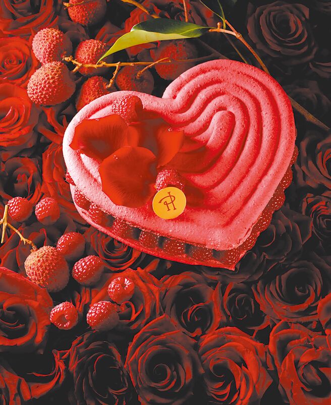 台北晶華酒店專為母親節打造的晶華×Pierre Herme「ISPAHAN心型馬卡龍蛋糕」，每組2980元。（台北晶華酒店提供）