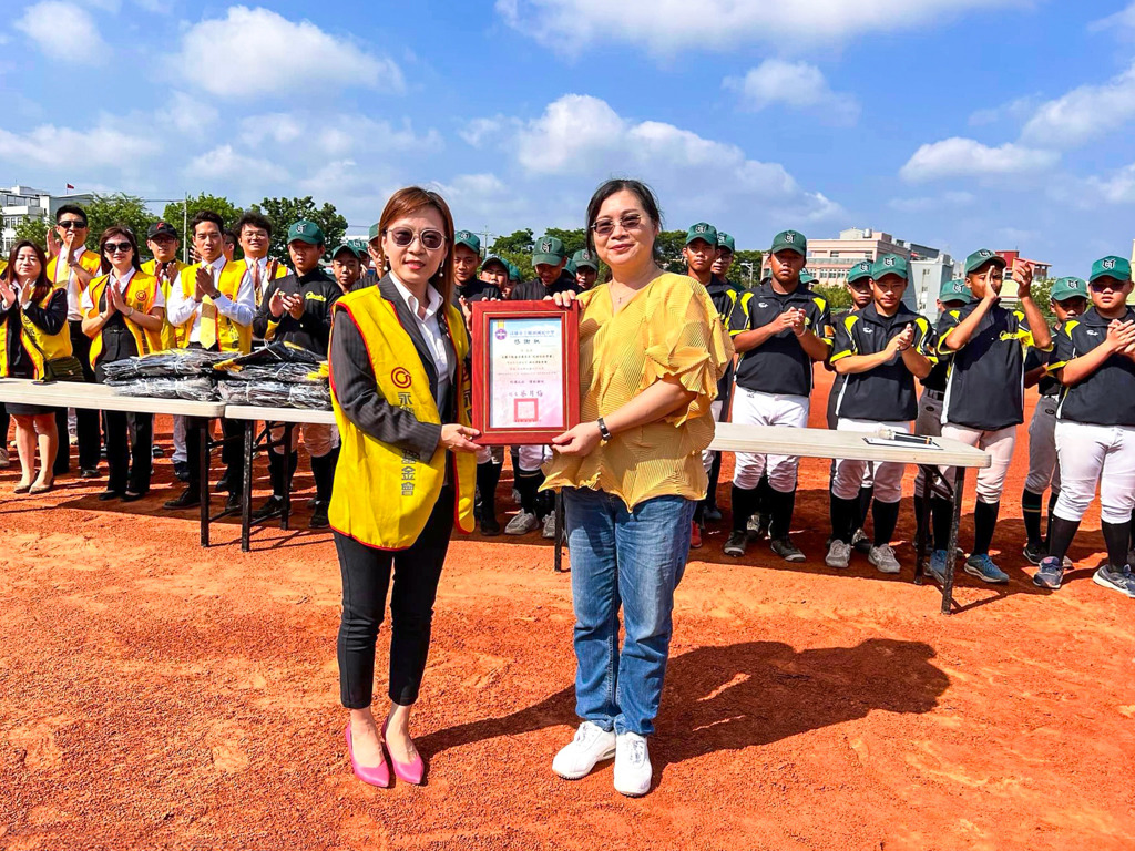 永慶不動產暨永義房屋高雄區經管會長陳秋妮(圖左)代表捐贈10萬元現金，協助橋頭國中棒球隊採購棒球外套，由校長蔡月梅(圖右)頒發感謝狀。(圖/永慶房產集團提供)