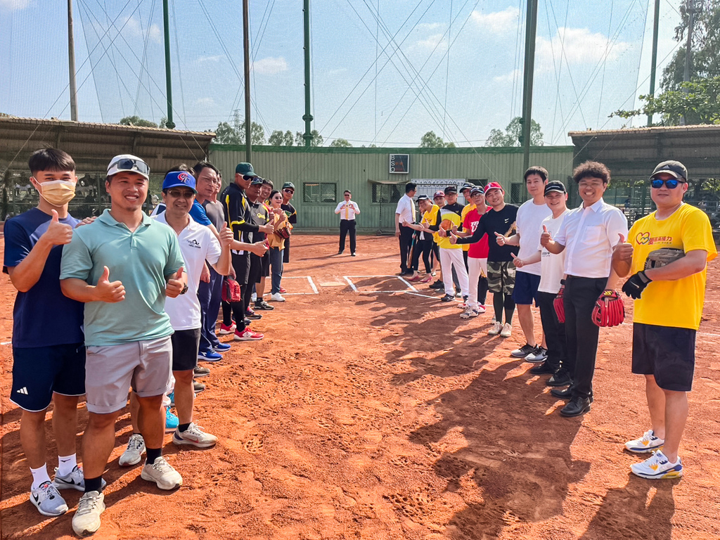 捐贈儀式後，永慶不動產、永義房屋加盟店東長及同仁組成棒球隊，與橋頭國中棒球隊教練、球員、體育老師等進行友誼賽。(圖/永慶房產集團提供)