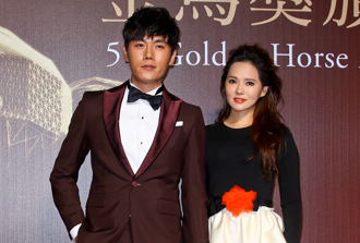 伊能靜曝愛上秦昊原因 結婚9年仍被迷倒：回來都帥我一臉