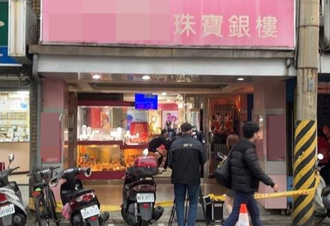 男子積欠賭債行搶銀樓 得手151條金項鍊遭起訴